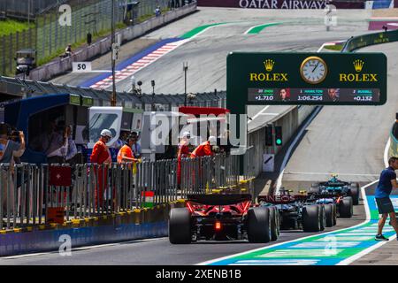 Red Bull Ring, Spielberg, Autriche. 28 juin 2024 ; les pilotes quittent la voie de pitching après le drapeau rouge lors du Grand Prix d'Autriche de formule 1 crédit : Jay Hirano/AFLO/Alamy Live News Banque D'Images