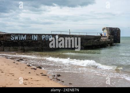 Margate, Royaume-Uni. 28 juin 2024. Sur le côté du Margate Lido, le graffiti dit "piscine", mais les lettres surlignées disent seulement "NAGER DANS LE POO" en raison de la forte pollution des eaux usées dans les eaux britanniques. Le graffiti fait référence à la pollution des eaux usées causée par le scandale Southern Water. Selon l'Agence environnementale, Southern Water a rejeté les eaux usées brutes dans la mer un choc de plus de 317000 heures l'année dernière. (Photo de Krisztian Elek/SOPA images/SIPA USA) crédit : SIPA USA/Alamy Live News Banque D'Images