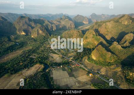 Vue aérienne de la route dans la vallée entre les formations karstiques calcaires dans la région de Thakhek au Laos ; Thakhek, province de Khammouane, Laos Banque D'Images