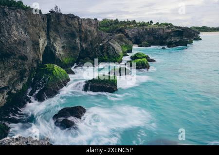 Eau marine couleur aigue-marine le long de la côte accidentée à Mandorak Beach, à East Nusa Tenggara, Indonésie Banque D'Images