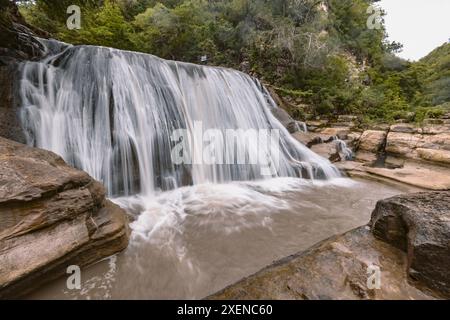 Chute d'eau éclaboussant sur le paysage rocheux à Air Terjun Tanggedu, Indonésie ; Ndapayami, Kanatang, East Sumba Regency, East Nusa Tenggara, Indonésie Banque D'Images