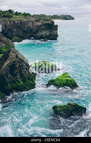 Eau marine couleur aigue-marine le long de la côte accidentée à Mandorak Beach, à East Nusa Tenggara, Indonésie Banque D'Images