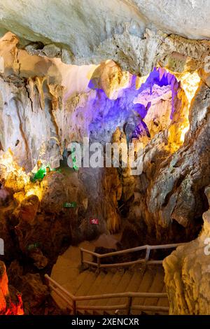 Lumières colorées éclairant l'intérieur de la grotte de Tham Luong à Ha Giang, Vietnam ; Minh Tan, VI Xuyen, Ha Giang, Vietnam Banque D'Images