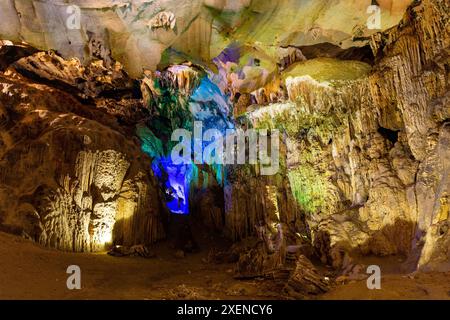 Lumières colorées éclairant les murs intérieurs de la grotte de Tham Luong à Ha Giang, Vietnam ; Minh Tan, VI Xuyen, Ha Giang, Vietnam Banque D'Images