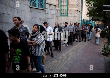 Téhéran, Téhéran, Iran. 28 juin 2024. Le peuple iranien s'alignera pour voter pour l'élection présidentielle dans un bureau de vote, Téhéran, Iran, vendredi 28 juin, 2024. les Iraniens ont voté vendredi lors d'élections anticipées pour remplacer feu le Président Ebrahim Raisi. (Crédit image : © Sobhan Farajvan/Pacific Press via ZUMA Press Wire) USAGE ÉDITORIAL SEULEMENT! Non destiné à UN USAGE commercial ! Banque D'Images