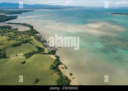 Magnifique littoral et la mer de Flores dans le sud de Sulawesi, Indonésie ; Mallasoro, Bangkala, Jeneponto Regency, Sulawesi du Sud, Indonésie Banque D'Images