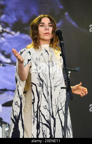 Londres, Royaume-Uni. 28 juin 2024. PJ Harvey se produit le troisième jour du Glastonbury Festival, à Worthy Farm dans le Somerset. Le crédit photo devrait se lire comme suit : Matt Crossick/Empics/Alamy Live News Banque D'Images