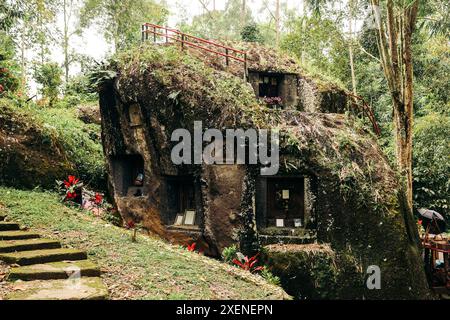 Colline creusée pour un site culturel à Objek Wisata Kalimbuang Bori, une attraction touristique en Indonésie Banque D'Images