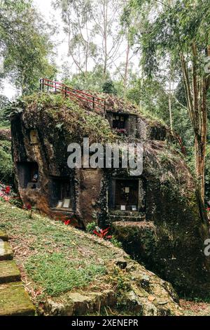 Colline creusée pour un site culturel à Objek Wisata Kalimbuang Bori, une attraction touristique en Indonésie Banque D'Images