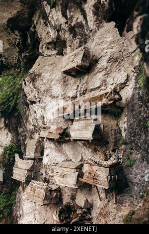 Cercueils sur une falaise dans l'ancien village de Ke'te Kesu' dans les hauts plateaux de Toraja en Indonésie Banque D'Images