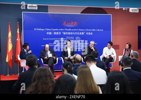 Madrid, Espagne. 28 juin 2024. Les gens assistent au dialogue Chine-Espagne sur la planification urbaine et le développement culturel à Madrid, Espagne, le 28 juin 2024. Des architectes et des fonctionnaires espagnols et chinois se sont réunis vendredi à Madrid pour le dialogue Chine-Espagne sur la planification urbaine et le développement culturel, explorant des approches innovantes pour intégrer la planification urbaine, le patrimoine culturel et le développement durable. Crédit : Gustavo Valiente/Xinhua/Alamy Live News Banque D'Images