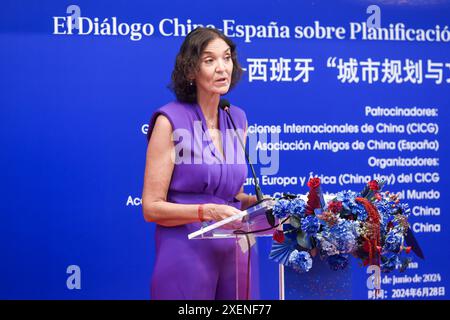 Madrid, Espagne. 28 juin 2024. Maria Reyes Maroto, conseillère au conseil municipal de Madrid, prend la parole lors du dialogue Chine-Espagne sur la planification urbaine et le développement culturel à Madrid, en Espagne, le 28 juin 2024. Des architectes et des fonctionnaires espagnols et chinois se sont réunis vendredi à Madrid pour le dialogue Chine-Espagne sur la planification urbaine et le développement culturel, explorant des approches innovantes pour intégrer la planification urbaine, le patrimoine culturel et le développement durable. Crédit : Gustavo Valiente/Xinhua/Alamy Live News Banque D'Images