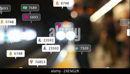 Image des étiquettes de notification au-dessus d'un train flou arrivant à la station de métro Banque D'Images