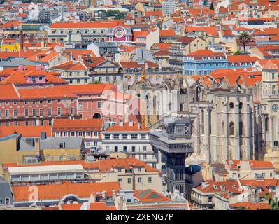 Portugal, Lisbonne. Une vue sur Lisbonne avec l'ascenseur Santa Justa (ascenseur Carmo) et les ruines de l'église gothique Igreja do Carmo du XIVe-XVe siècle. Banque D'Images