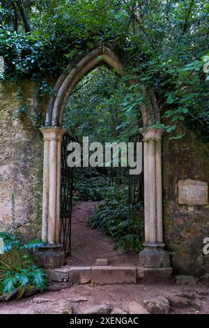 Coimbra, Portugal. Quinta das Lagrimas. Ruines dans le jardin à côté de la célèbre fonte das Lagrimas. Banque D'Images