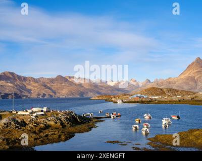 Port de la colonie Kuummiit (anciennement orthographié Kummiut). Région d'Ammassalik dans l'est du Groenland, territoire danois. Banque D'Images