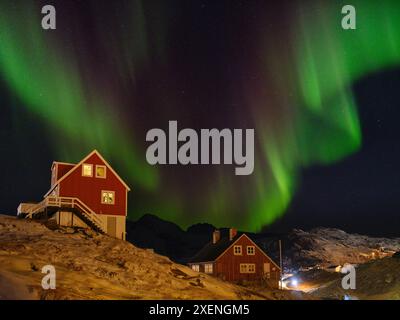 Aurores boréales au-dessus de la ville. Ville de Tasiilaq (anciennement appelée Ammassalik), Royaume du Danemark. Banque D'Images