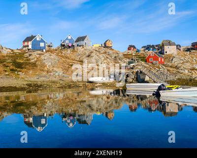 Petit village inuit Tinit (Tiilerilaaq) sur la rive du fjord glacé Sermilik (Sermiligaaq) dans l'est du Groenland, Ammassalik, Royaume du Danemark. Banque D'Images