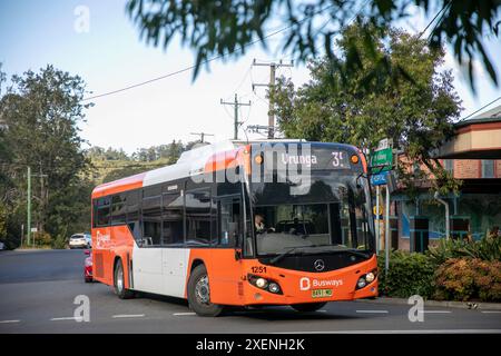 Centre-ville de Bellingen, transports publics bus orange à impériale transportant des passagers vers Urunga sur la côte est de l'Australie. Banque D'Images