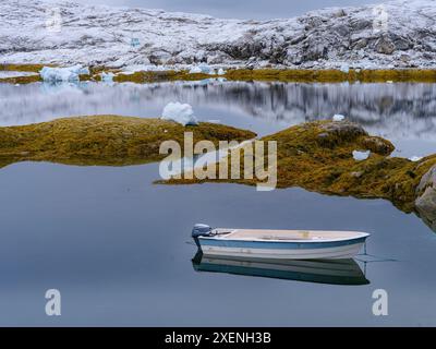 Petit village inuit Tinit (Tiilerilaaq) sur la rive du fjord glacé Sermilik (Sermiligaaq) dans l'est du Groenland, Ammassalik, Royaume du Danemark. Banque D'Images