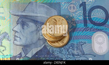 Billet australien de dix dollars avec deux pièces de monnaie australiennes. Banque D'Images
