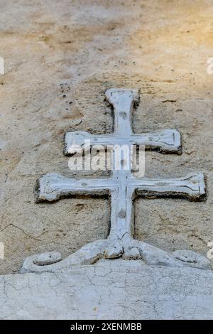 États-Unis, Californie, Carmel. À l'intérieur du parc du musée de la Basilique de la Mission Carmel, croisez contre le mur Banque D'Images