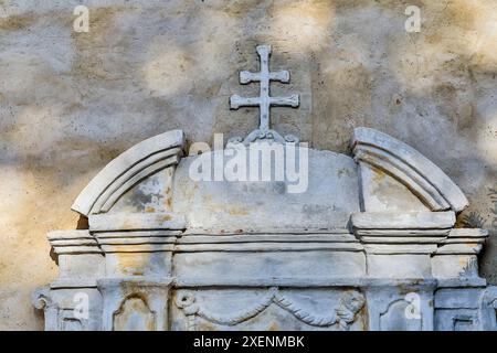 États-Unis, Californie, Carmel. À l'intérieur du parc du musée de la Basilique de la Mission Carmel, croisez contre le mur Banque D'Images