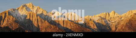 Montagnes panoramiques de la Sierra orientale au lever du soleil de Alabama Hills, Mt. Lone Pine à gauche, Mount Whitney à droite, East Sierras Area, Sierra Nevada Mountai Banque D'Images