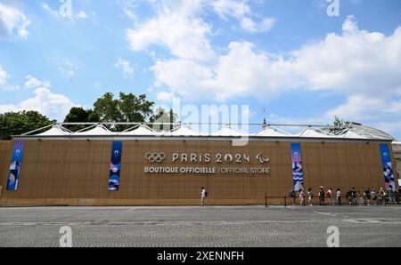 Paris, France. 27 juin 2024. La photo prise le 27 juin 2024 montre la vue extérieure de la boutique officielle Paris 2024 sur l'avenue des champs-Elysées à Paris, France. Crédit : HE Changshan/Xinhua/Alamy Live News Banque D'Images