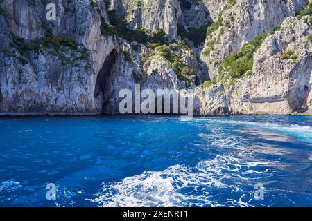 Grotte sur la côte de l'île de Capri, archipel Campanien, Italie Banque D'Images