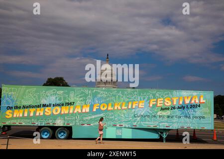 Une grande signalisation est vue avec les mots ''culture of, by, and for the People'' parmi d'autres textes informatifs au Smithsonian Folklife Festival à Washington D.C. (États-Unis), le 28 juin 2024. Le Smithsonian Folklife Festival, lancé en 1967, est une exposition internationale du patrimoine culturel vivant présentée chaque année en été à Washington, D.C. aux États-Unis. Cette année, le festival « voix indigènes des Amériques : célébration du musée national des Indiens d'Amérique » met en lumière les traditions vivantes des peuples indigènes. Crédit : Aashish Kiphayet/Alamy Live News Banque D'Images