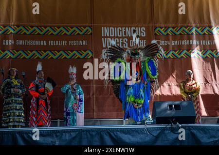 Un artiste autochtone se produit lors du Smithsonian Folklife Festival à Washington D.C. (États-Unis) le 28 juin 2024. Le Smithsonian Folklife Festival, lancé en 1967, est une exposition internationale du patrimoine culturel vivant présentée chaque année en été à Washington, D.C. aux États-Unis. Cette année, le festival « voix indigènes des Amériques : célébration du musée national des Indiens d'Amérique » met en lumière les traditions vivantes des peuples indigènes. Crédit : Aashish Kiphayet/Alamy Live News Banque D'Images