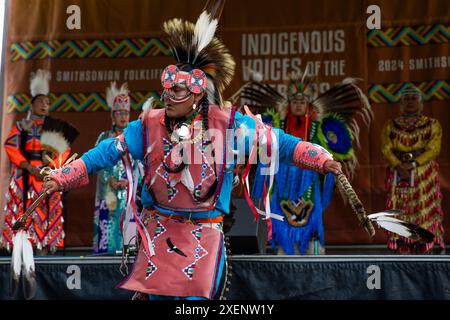 Un artiste autochtone se produit lors du Smithsonian Folklife Festival à Washington D.C. (États-Unis) le 28 juin 2024. Le Smithsonian Folklife Festival, lancé en 1967, est une exposition internationale du patrimoine culturel vivant présentée chaque année en été à Washington, D.C. aux États-Unis. Cette année, le festival « voix indigènes des Amériques : célébration du musée national des Indiens d'Amérique » met en lumière les traditions vivantes des peuples indigènes. Crédit : Aashish Kiphayet/Alamy Live News Banque D'Images