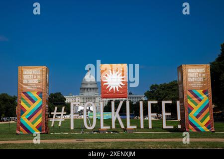 Un grand signe du Smithsonian Folklife Festival est vu sur le National Mall pendant le Smithsonian Folklife Festival à Washington, DC, États-Unis, le 28 juin 2024. Lancé en 1967, le Smithsonian Folklife Festival est une exposition internationale du patrimoine culturel vivant présentée chaque année en été à Washington, DC aux États-Unis. Cette année, le festival « voix indigènes des Amériques : célébration du musée national des Indiens d'Amérique » met en lumière les traditions vivantes des peuples indigènes. (Photo de Aashish Kiphayet/Sipa USA) crédit : Sipa USA/Alamy Live News Banque D'Images