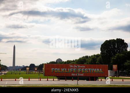 Washington DC, États-Unis. 28 juin 2024. Une grande enseigne est vue au Smithsonian Folklife Festival à Washington, DC, aux États-Unis, le 28 juin 2024. Lancé en 1967, le Smithsonian Folklife Festival est une exposition internationale du patrimoine culturel vivant présentée chaque année en été à Washington, DC aux États-Unis. Cette année, le festival « voix indigènes des Amériques : célébration du musée national des Indiens d'Amérique » met en lumière les traditions vivantes des peuples indigènes. (Photo de Aashish Kiphayet/Sipa USA) crédit : Sipa USA/Alamy Live News crédit : Sipa Banque D'Images