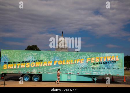 Une grande signalisation est vue avec les mots ''culture of, by, and for the People'' parmi d'autres textes informatifs au Smithsonian Folklife Festival à Washington, DC, aux États-Unis, le 28 juin 2024. Lancé en 1967, le Smithsonian Folklife Festival est une exposition internationale du patrimoine culturel vivant présentée chaque année en été à Washington, DC aux États-Unis. Cette année, le festival « voix indigènes des Amériques : célébration du musée national des Indiens d'Amérique » met en lumière les traditions vivantes des peuples indigènes. (Photo de Aashish Kiphayet/Sipa USA) crédit : S Banque D'Images