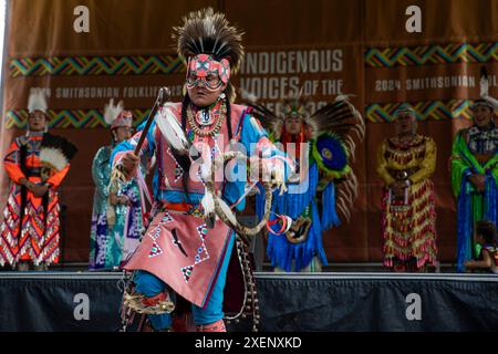 Washington DC, États-Unis. 28 juin 2024. Un artiste autochtone se produit lors du Smithsonian Folklife Festival à Washington, DC, aux États-Unis, le 28 juin 2024. Lancé en 1967, le Smithsonian Folklife Festival est une exposition internationale du patrimoine culturel vivant présentée chaque année en été à Washington, DC aux États-Unis. Cette année, le festival « voix indigènes des Amériques : célébration du musée national des Indiens d'Amérique » met en lumière les traditions vivantes des peuples indigènes. (Photo de Aashish Kiphayet/Sipa USA) crédit : Sipa USA/Alamy Live News Banque D'Images