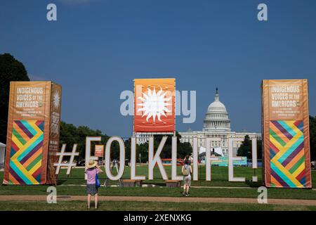 Un grand signe du Smithsonian Folklife Festival est vu sur le National Mall pendant le Smithsonian Folklife Festival à Washington, DC, États-Unis, le 28 juin 2024. Lancé en 1967, le Smithsonian Folklife Festival est une exposition internationale du patrimoine culturel vivant présentée chaque année en été à Washington, DC aux États-Unis. Cette année, le festival « voix indigènes des Amériques : célébration du musée national des Indiens d'Amérique » met en lumière les traditions vivantes des peuples indigènes. (Photo de Aashish Kiphayet/Sipa USA) crédit : Sipa USA/Alamy Live News Banque D'Images