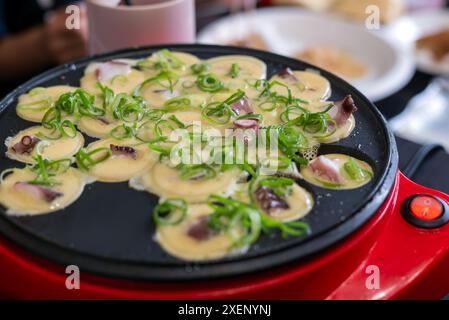 Takoyaki fait maison avec un fabricant de takoyaki Banque D'Images