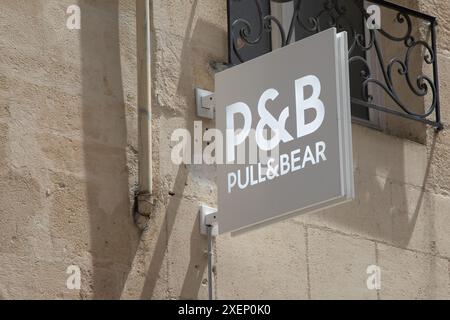 Bordeaux , France - 06 23 2024 : Pull & Bear store logo signe et texte marque boutique boutique de mode façade vêtements et accessoires chaîne d'entrée Banque D'Images