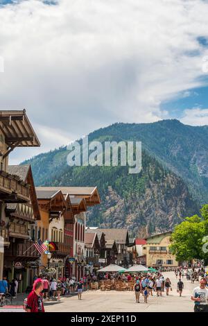 Icicle Ridge, qui fait partie de la chaîne de montagnes Cascade dans l'État de Washington, s'élève au-dessus de la petite ville bavaroise de Leavenworth, Washington, États-Unis. Banque D'Images
