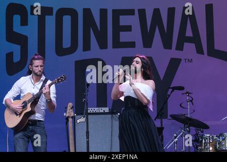 Conchita Wurst se produit sur scène Stonewall Day 2024 au public Square & Gardens à Hudson Yards à New York le 28 juin 2024 Banque D'Images