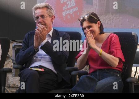 Elly Schlein, secrétaire du Parti de la démocratie, avec Gaetano Manfredi, maire de Naples, pour discuter des droits civiques le dernier jour de l'événement Pride Park Banque D'Images