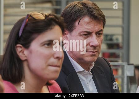 La secrétaire du Parti de la démocratie Elly Schlein avec le leader du mouvement 5 étoiles Giuseppe Conte à Naples pour discuter des droits civiques le dernier jour du Pride Park Banque D'Images