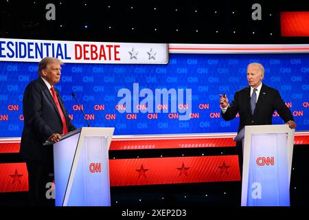 (240629) -- PÉKIN, 29 juin 2024 (Xinhua) -- cette image fournie par CNN montre le président américain Joe Biden (à droite) et l'ancien président Donald Trump sur scène au studio CNN d'Atlanta pour le premier débat présidentiel de l'élection de 2024 le 27 juin 2024. (CNN/document via Xinhua) Banque D'Images