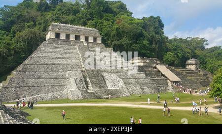 Palenque, Chiapas, Mexique - 14 avril 2017 : les touristes visitent les ruines de Palenque, un site de ruines mayas classé au patrimoine mondial de l'UNESCO dans le Chiapas, Mexique. Banque D'Images