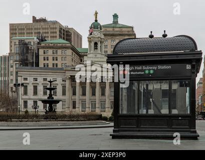 Brooklyn, NY - 15 janvier 2023 : vue de l'entrée de la gare de Borough Hall (2,3,4,5 trains de métro) avec palais de justice et fontaine par temps nuageux Banque D'Images