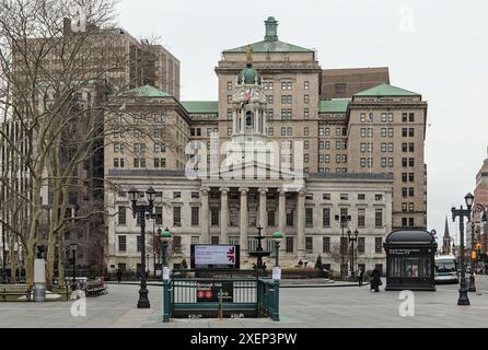 Brooklyn, NY - 15 janvier 2023 : vue de l'entrée de la gare de Borough Hall (2,3,4,5 trains de métro) avec palais de justice et fontaine par temps nuageux Banque D'Images