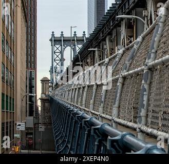 vue de la passerelle piétonne du pont de manhattan (passage supérieur sur la rivière hudson entre brooklyn et manhattan) cyclisme, vélo, marche, piste de jogging dans le nouveau Banque D'Images