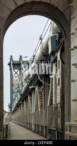 vue de la passerelle piétonne du pont de manhattan (passage supérieur sur la rivière hudson entre brooklyn et manhattan) cyclisme, vélo, marche, piste de jogging dans le nouveau Banque D'Images